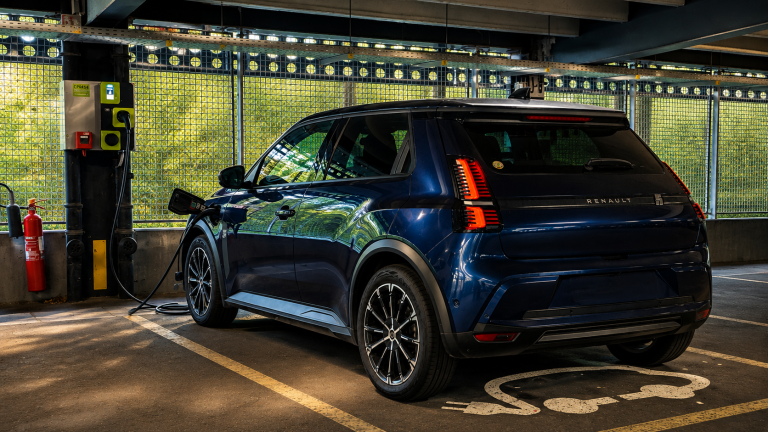 Ma Renault 5 E-Tech qui biberonne sur un Chargy à Luxembourg