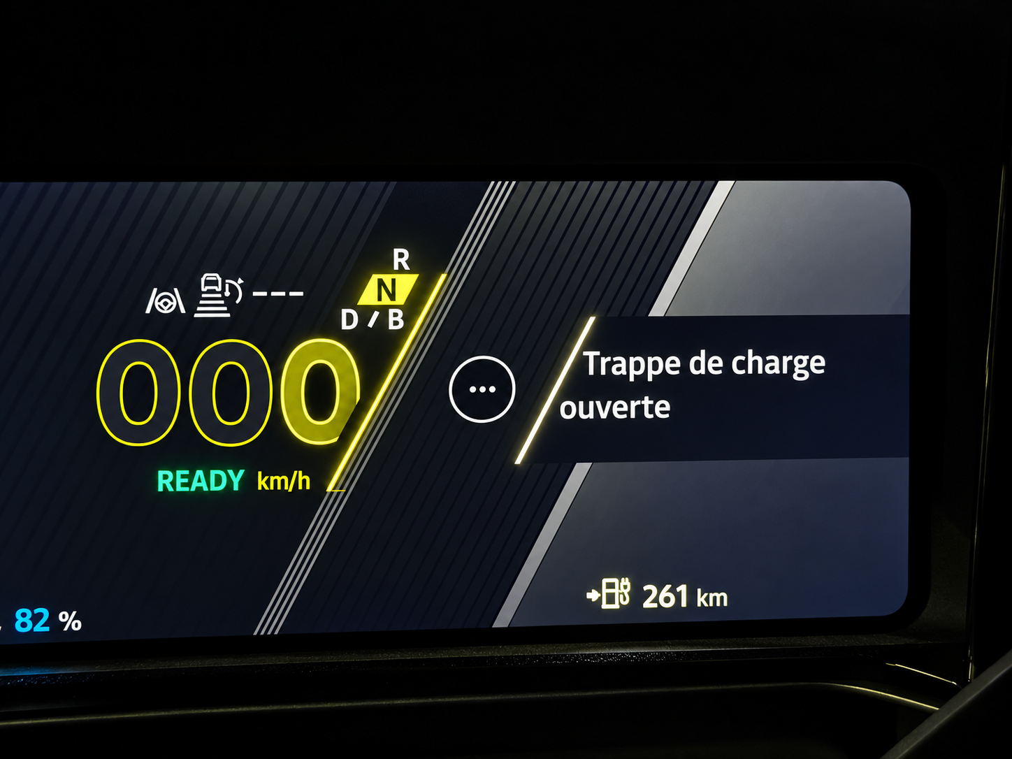 Écran conducteur de la Renault 5 électrique affichant l'alerte « Trappe de charge ouverte »